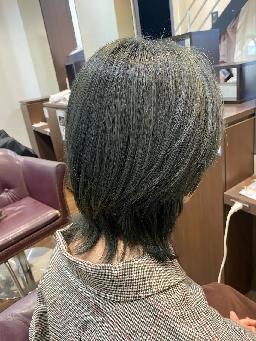 カラー メンズ メンズウルフカット オリーブカラー ウルフカット 仲井 充のヘアスタイル