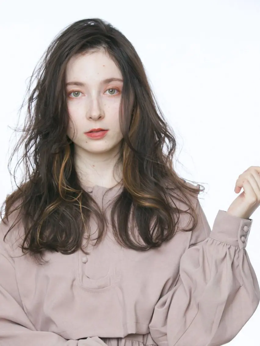 ロング カラー ブリーチ 透明感カラー ダブルカラー ブリーチなしカラー 顔まわりレイヤー 大人レイヤー& 透明感カラー💄のヘアスタイル