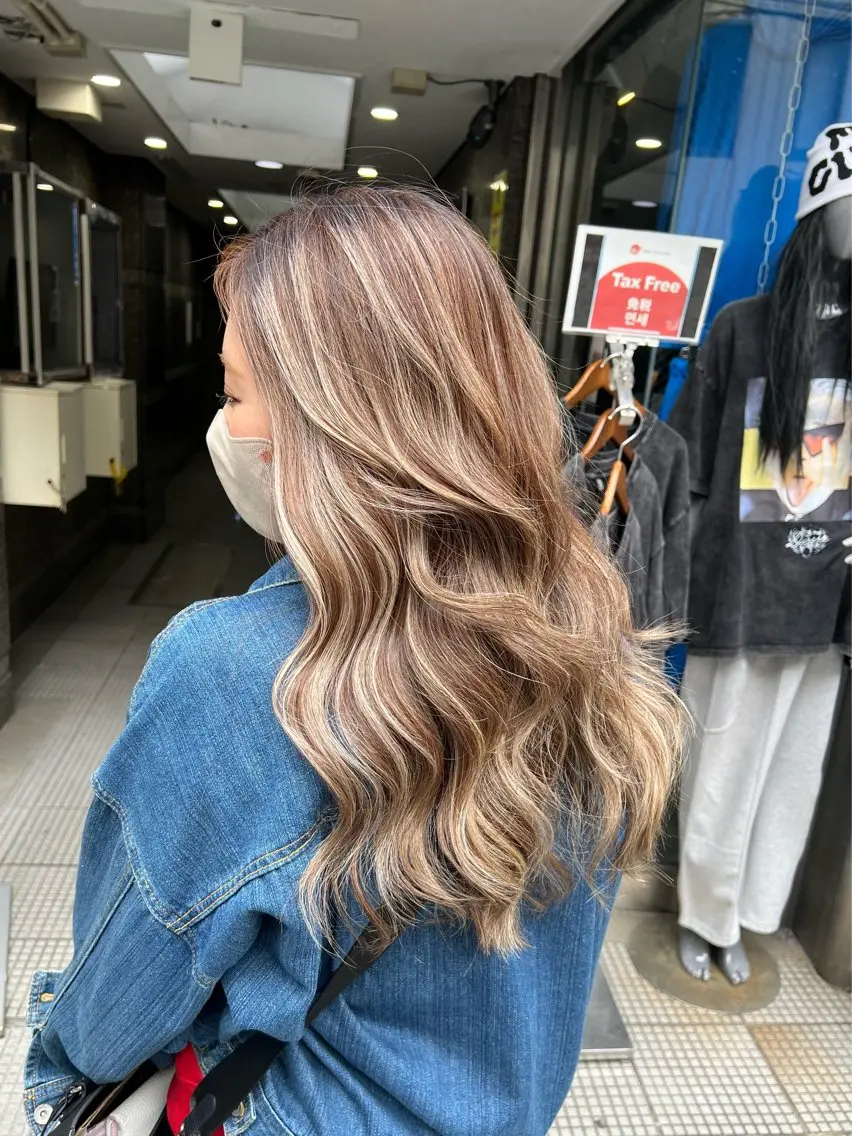 ロング カラー グレージュ ハイライトカラー ハイライト ヘアカラー トリートメント 指名数No.1 /NAOYAのヘアスタイル