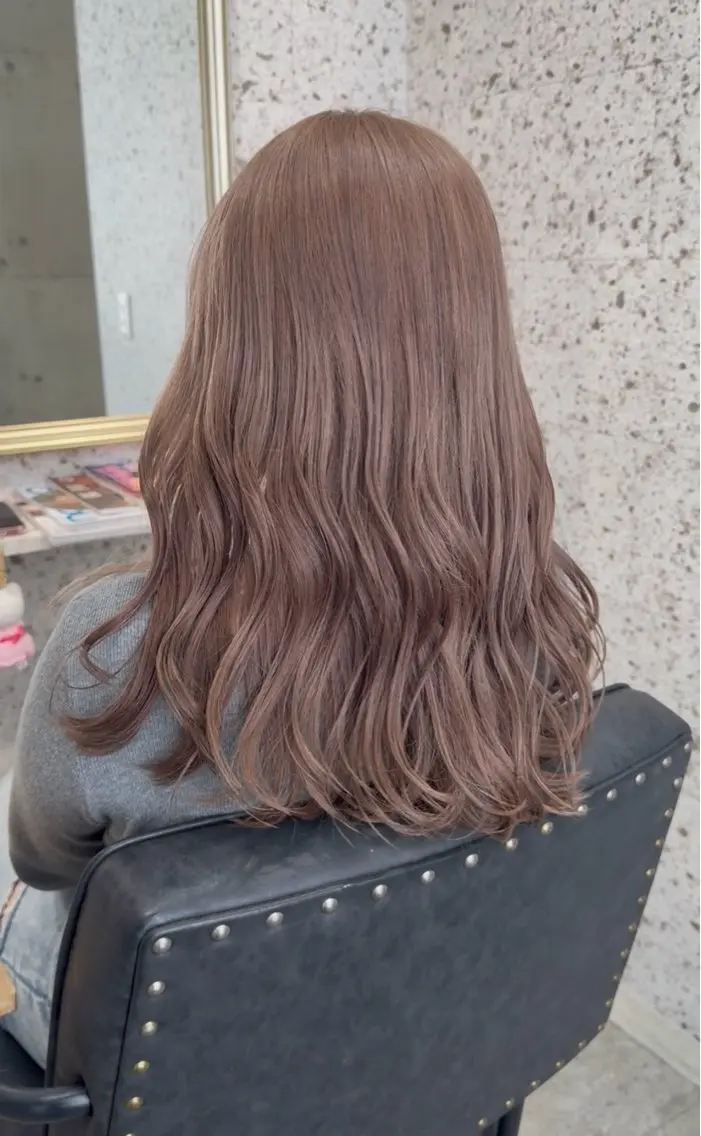 ロング カラー グレージュ ミルクティーグレージュ ヘアカラー SHOTO ハイトー ン/ブロンドカラーのヘアスタイル