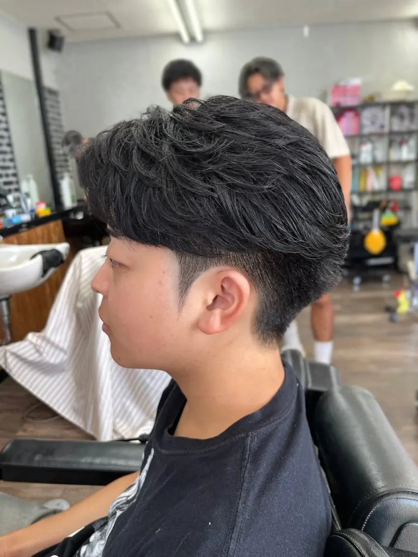 ミディアム メンズ ミディアムパーマ メンズパーマ くせ毛 カット 橋本 拳史郎のヘアスタイル