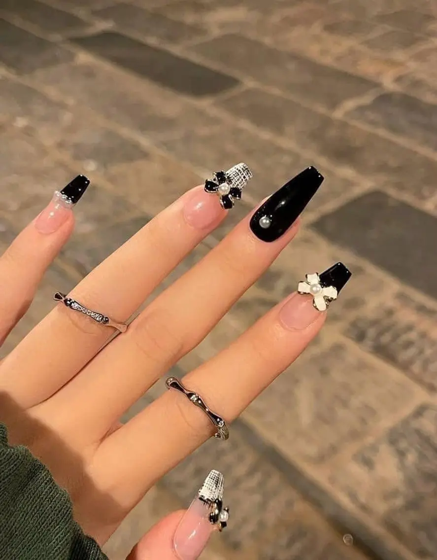 ネイル フレンチネイル ガーリー ハート キラキラネイル 韓国ネイル 中野駅から2分 MEO NAILのネイルデザイン