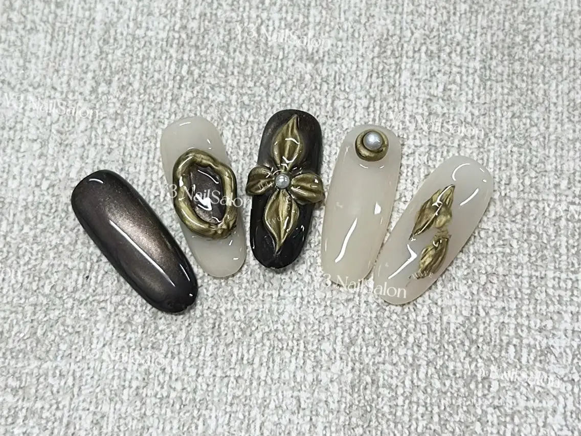 ネイル アートネイル ブラウン フラワーネイル ガーリー ゴールド ハンドネイル Y3 NailSalonのネイルデザイン