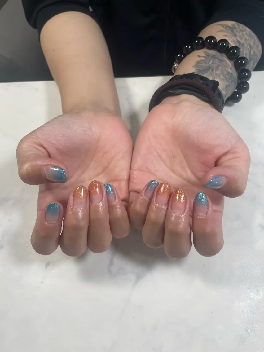 ネイル ブルー グラデーション 持ち込み オレンジ COCOA🩵 Knailのネイルデザイン