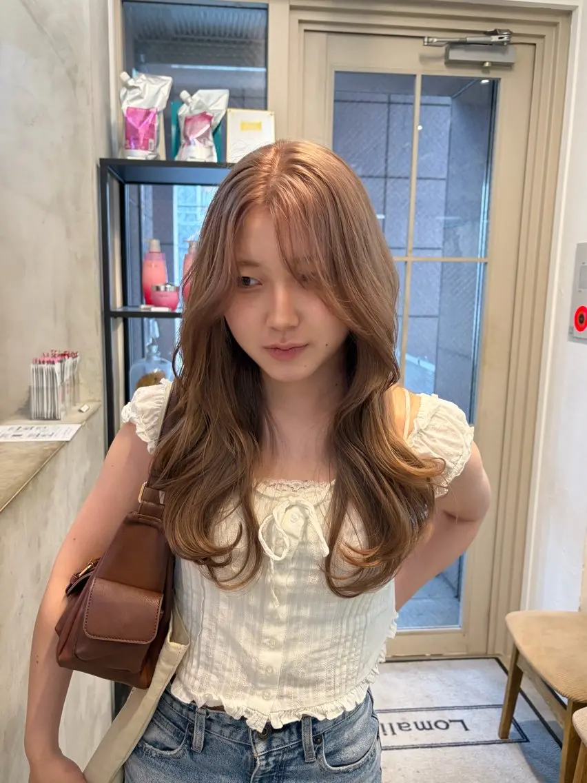 ロング カラー ミルクティー× グレージュMOMOのヘアスタイル