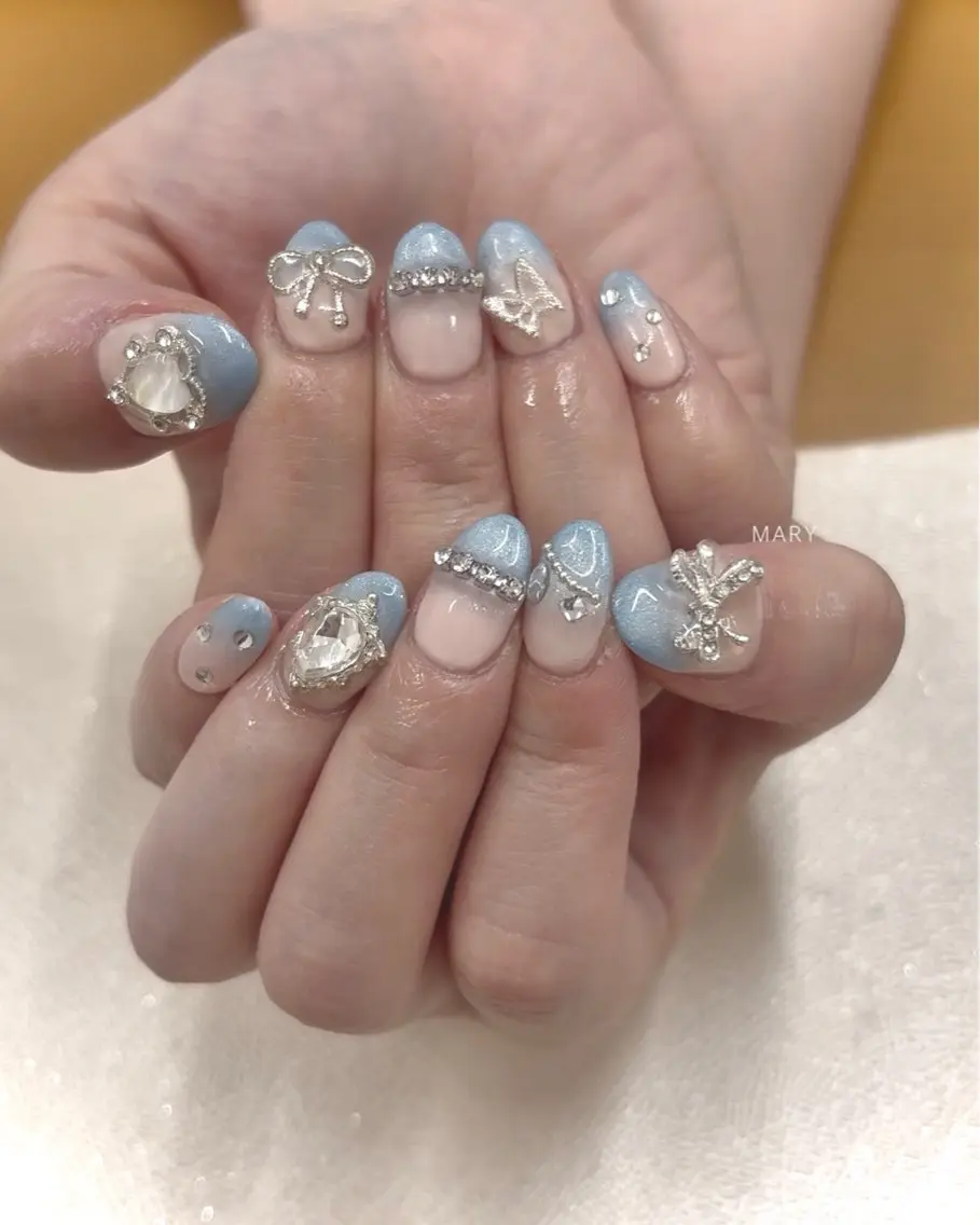 ネイル グラデーション 水色 ニュアンスネイル 夏ネイル ハンドネイル Mary nail .narumiのネイルデザイン
