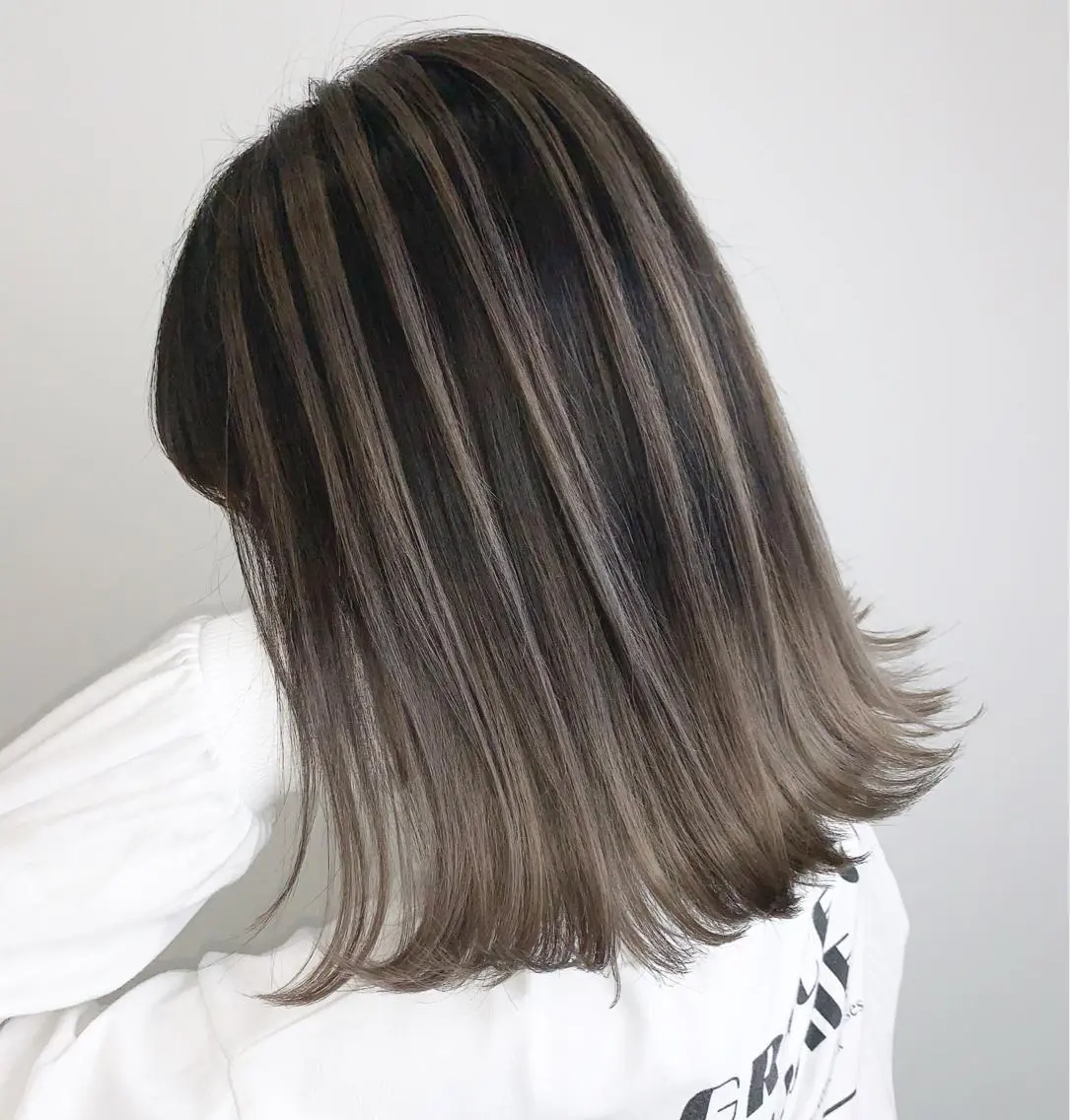 ミディアム アッシュ アッシュグレー レイヤーカット 山田 絵里菜のヘアスタイル