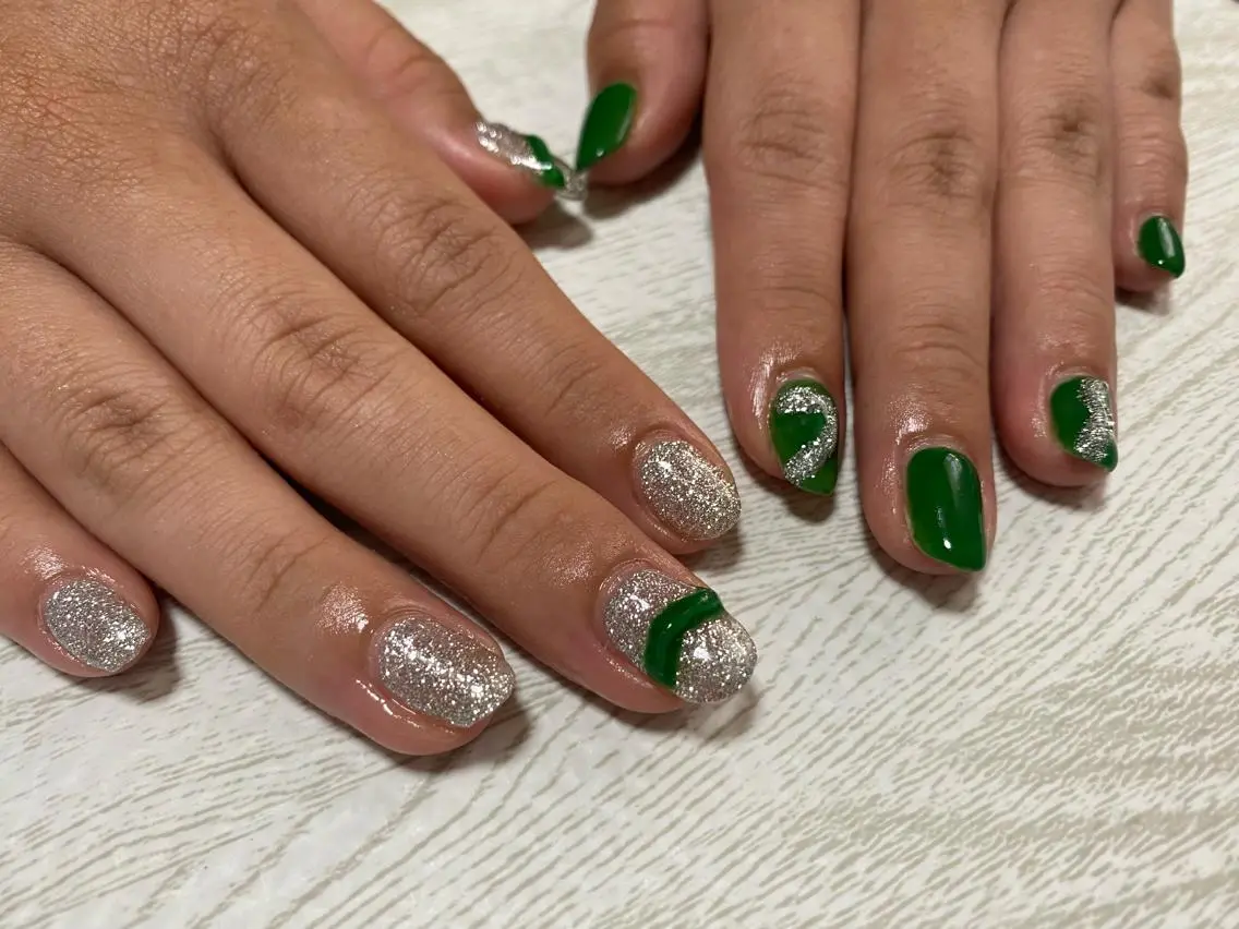 ネイル グリーン ぷっくりネイル シルバー ハンドネイル Ulu Nail 🌱MOMOKAのネイルデザイン