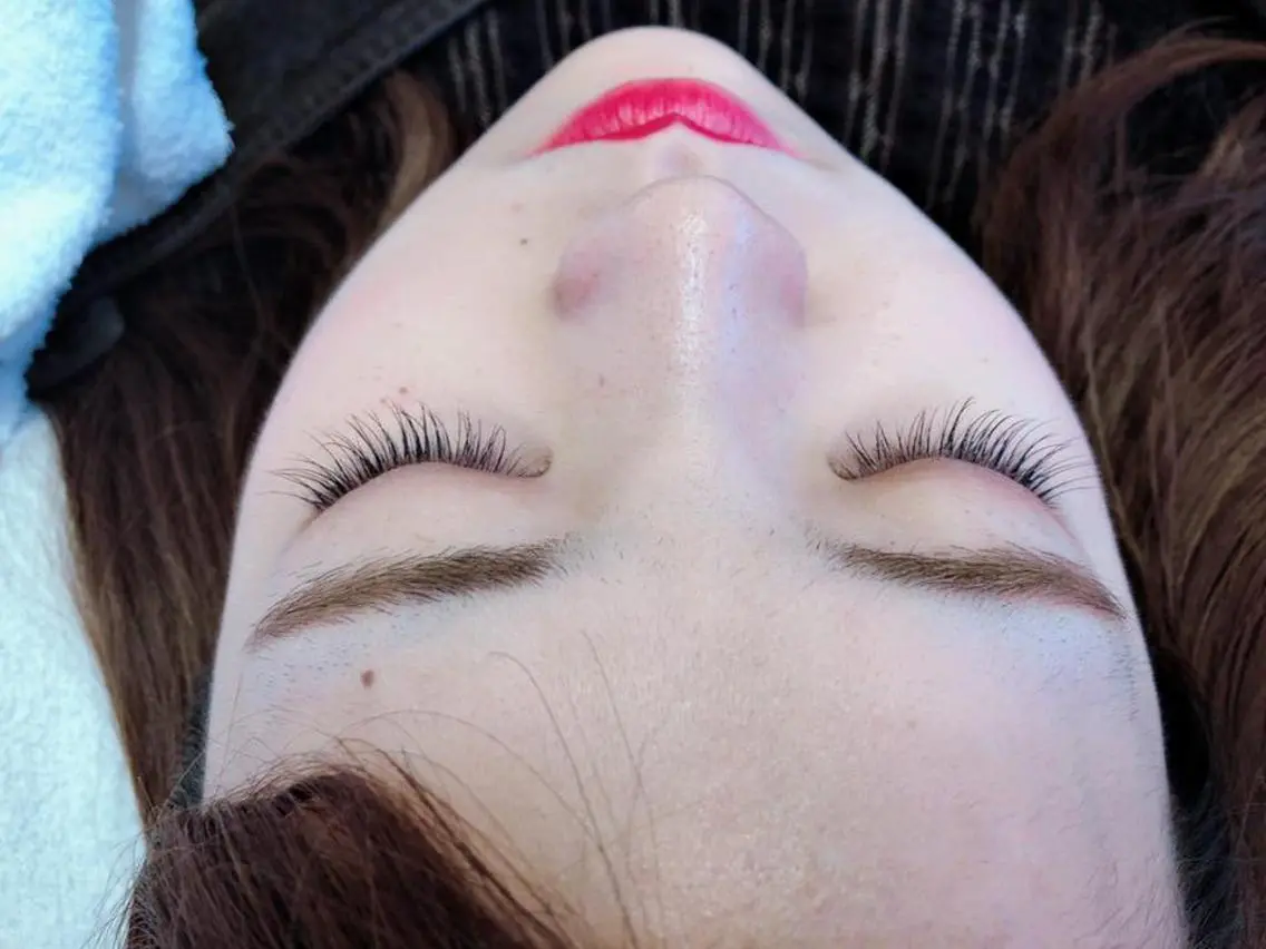 マツエク・マツパ レイヤーカット✖️ 柔らかベージュカラーのヘアスタイル