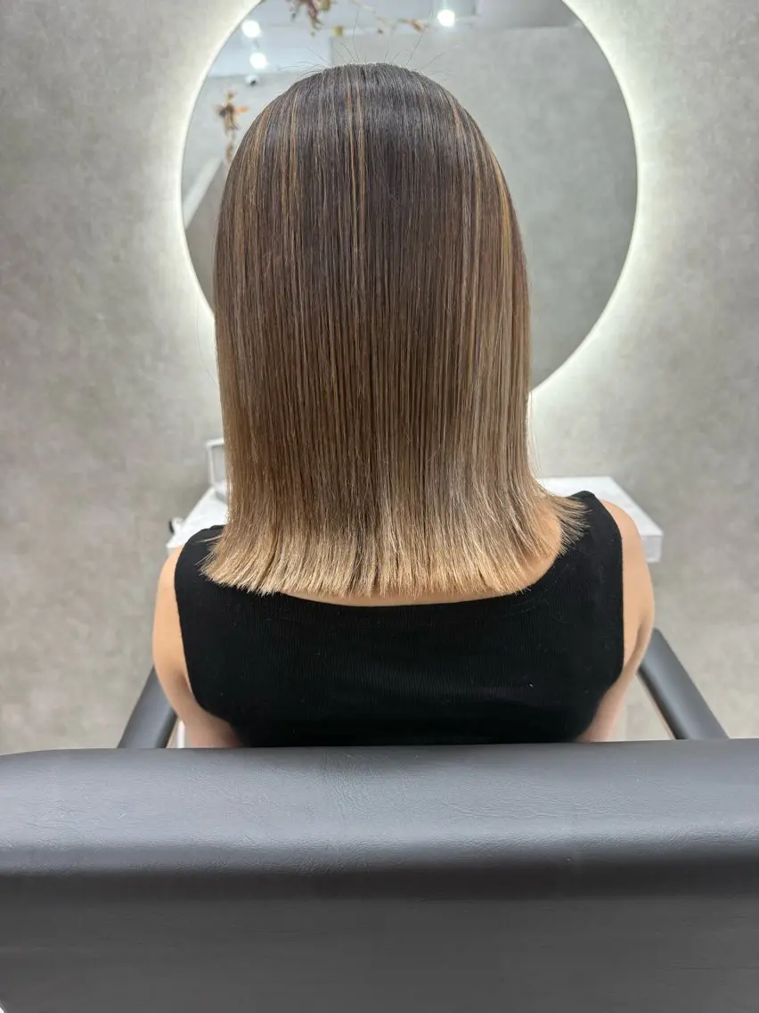 ミディアム カット ヘアカラー トリートメント 髪質改善ストレート/ ブリーチカラー/荊尾のヘアスタイル