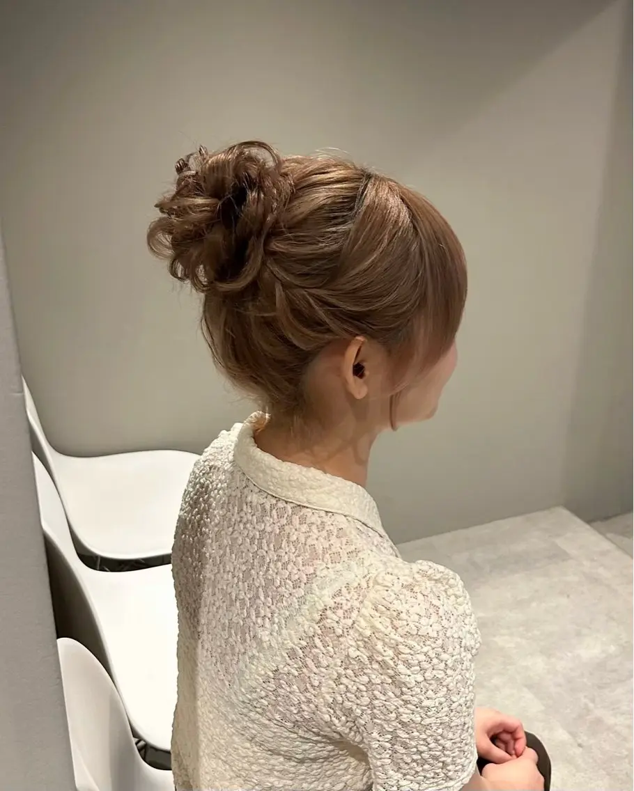 セミロング ヘアアレンジ お団子ヘア juve.大分/ 秋月ひとはのヘアスタイル