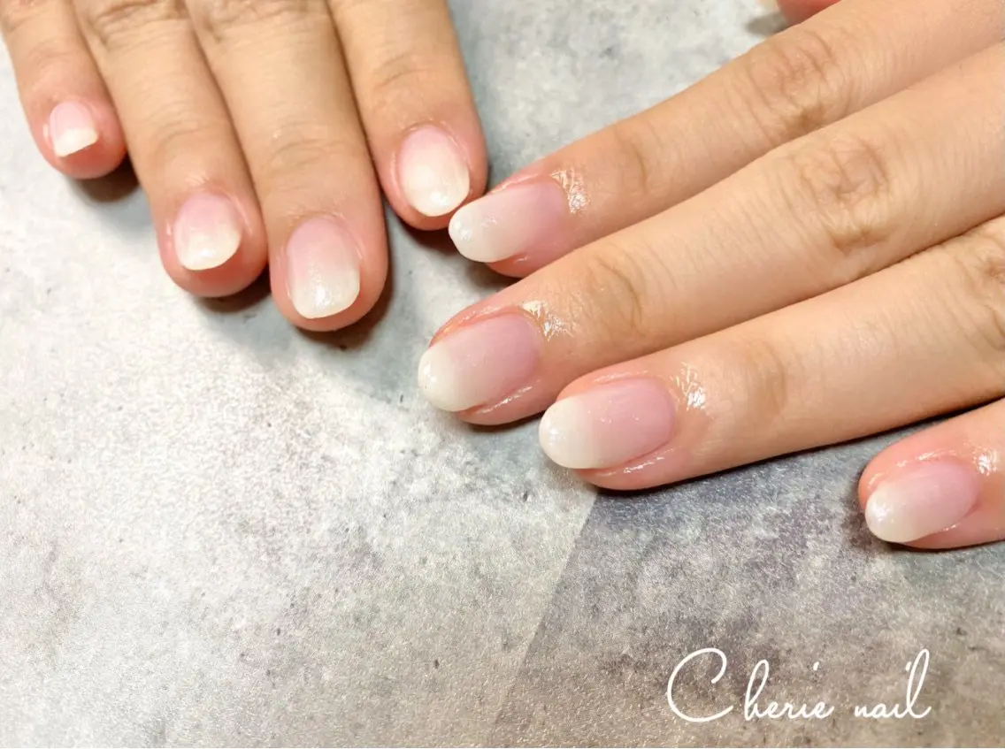 ネイル ジェルネイル グラデーション ラメ(グリッター) ラメグラデーション ホワイト Cherienail yunaのネイルデザイン