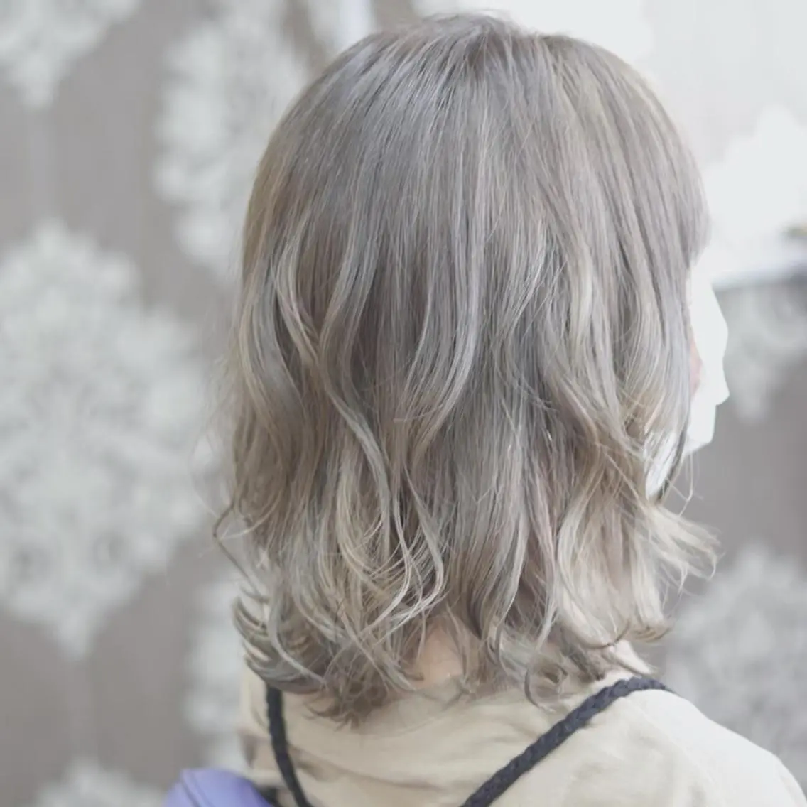 ミディアム カラー グレージュ ヤナ マネージャーのヘアスタイル