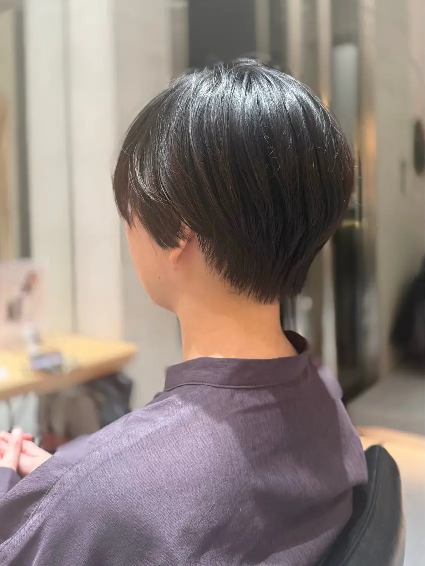 ショート カラー ミオ💎ショート 透ける暗髪のヘアスタイル