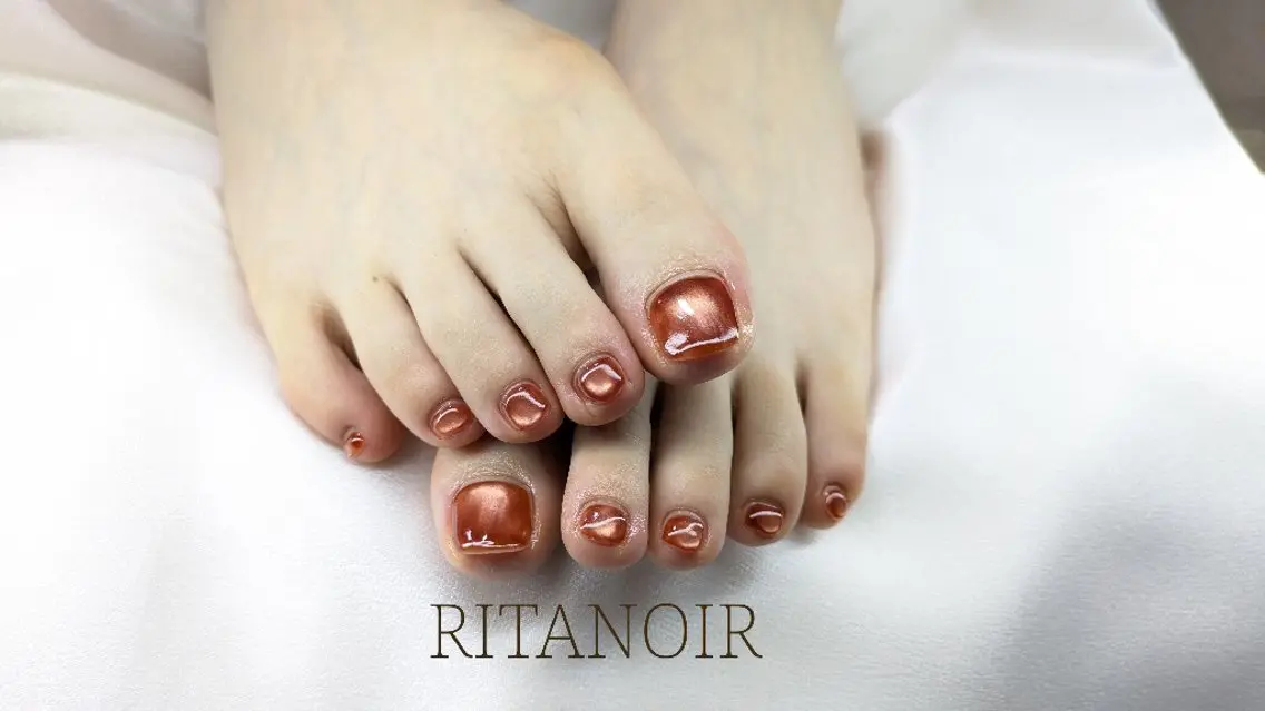 ネイル ブラウン フットネイル マグネットネイル ニュアンスネイル ワンカラーネイル フットネイル RITA NOIRのネイルデザイン