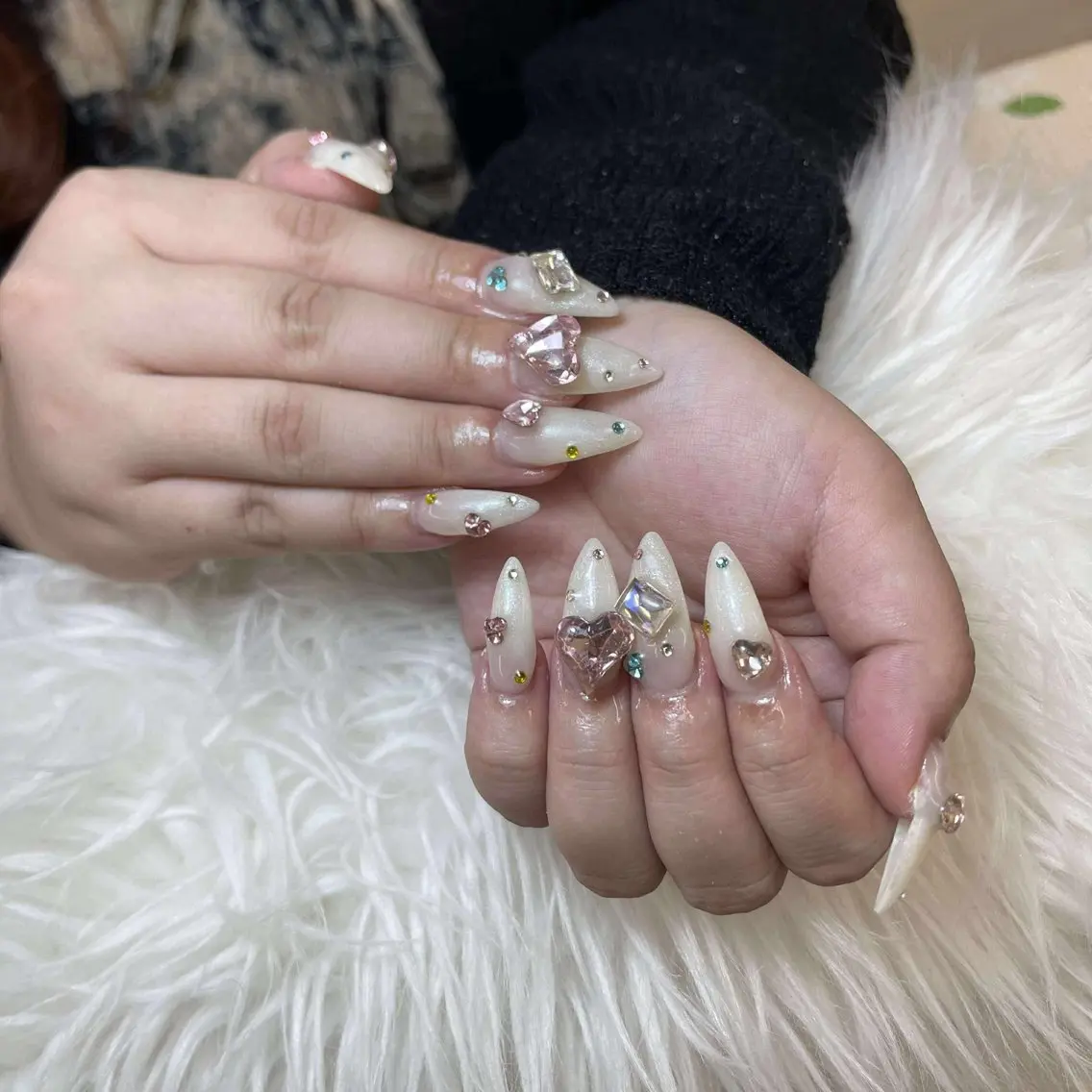 ネイル チークネイル 長さ出し フレンチネイル ジェルネイル ガラスフレンチ ハンドネイル anh nail anne🤍のネイルデザイン