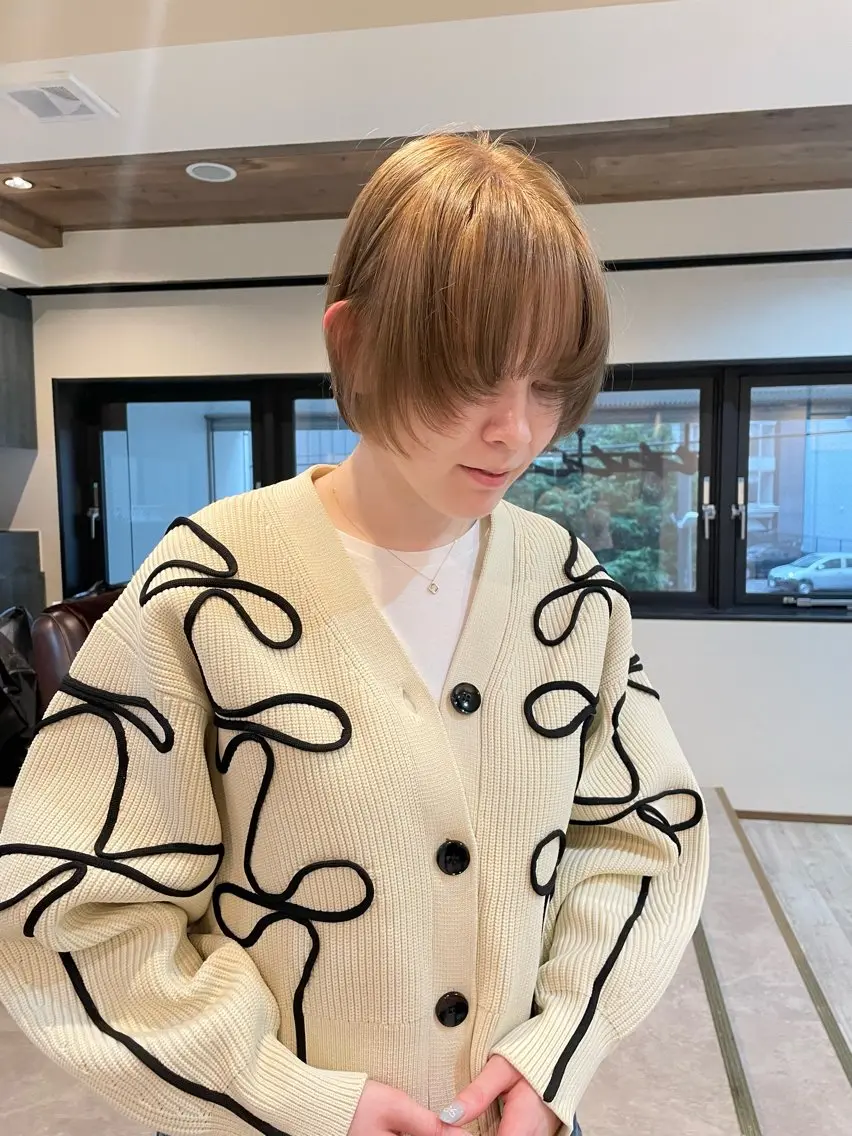 ショート カラー ベージュカラー ブリーチ オリーブベージュ カット 渋谷 留菜のヘアスタイル
