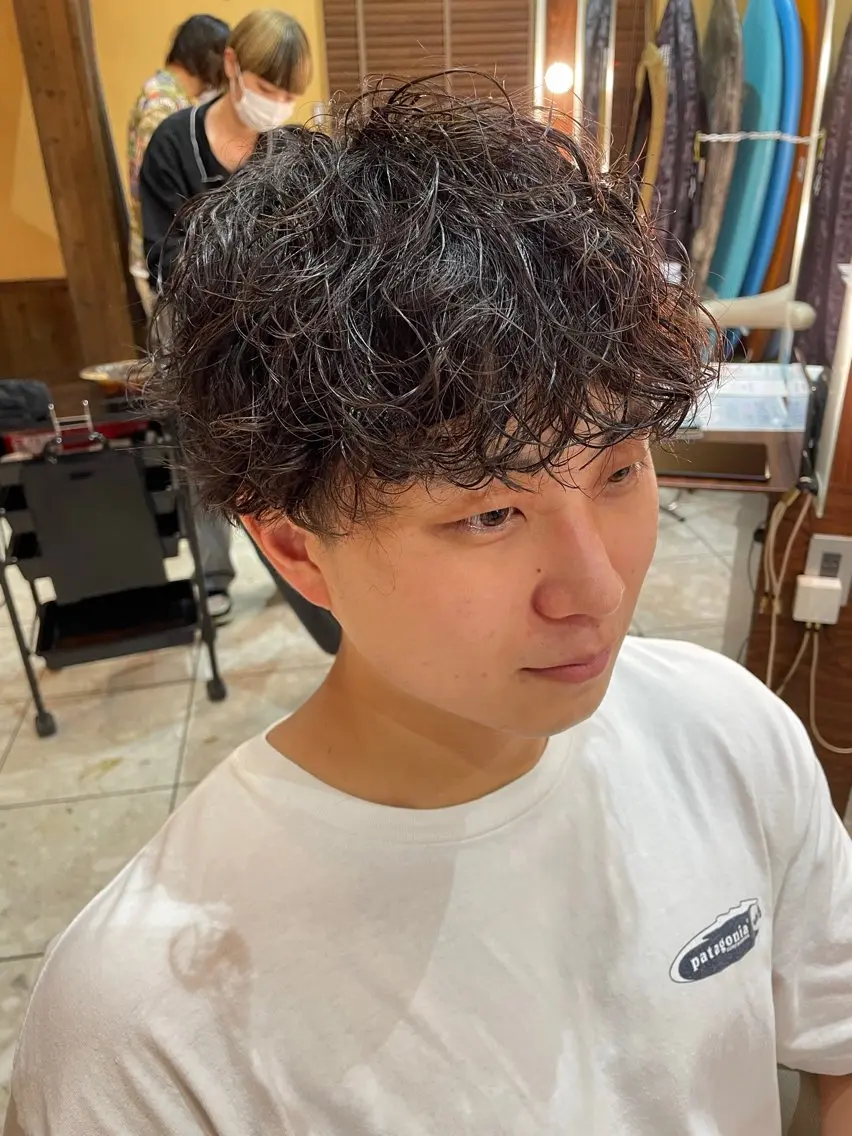 パーマ メンズ メンズパーマ スパイラルパーマ カット パーマ 飯泉/メンズカラー ツイスパ/メッシュのヘアスタイル