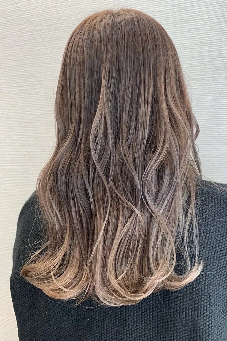 ロング カラー 透明感/地毛風カラー AYAKAのヘアスタイル