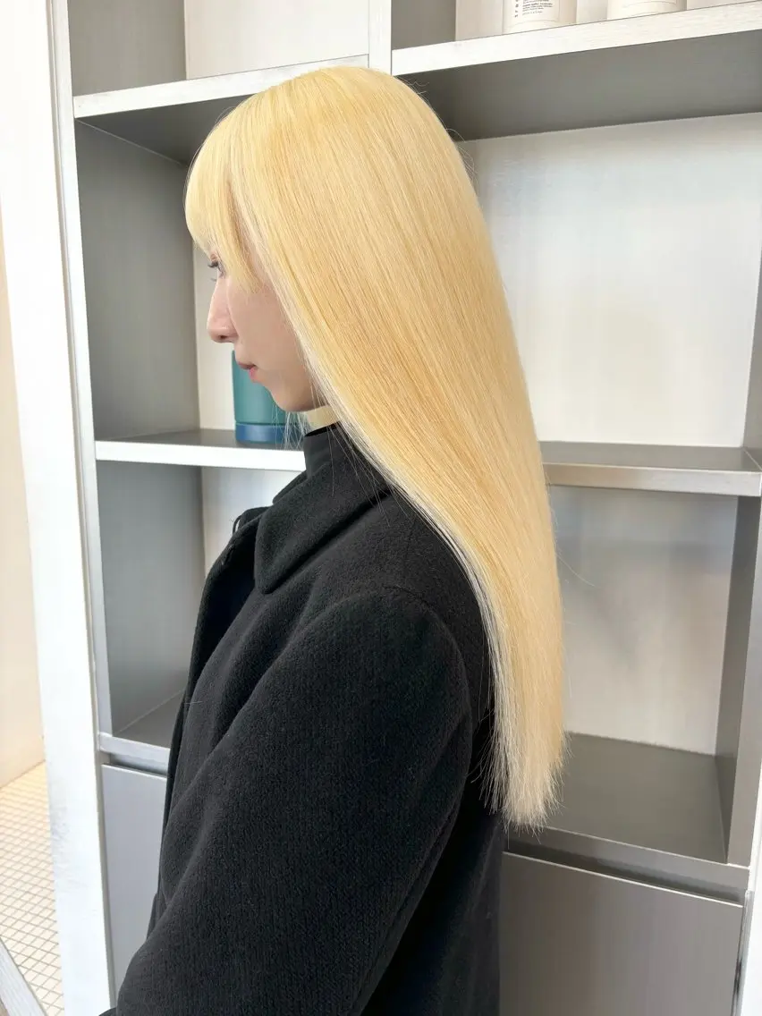 セミロング カラー ヘアアレンジ 抜きっぱなしブロンド ブロンド ハイトーンカラー カット ヘアカラー トリートメント 🎨ハイトーン/ 切りっぱなし みつきのヘアスタイル