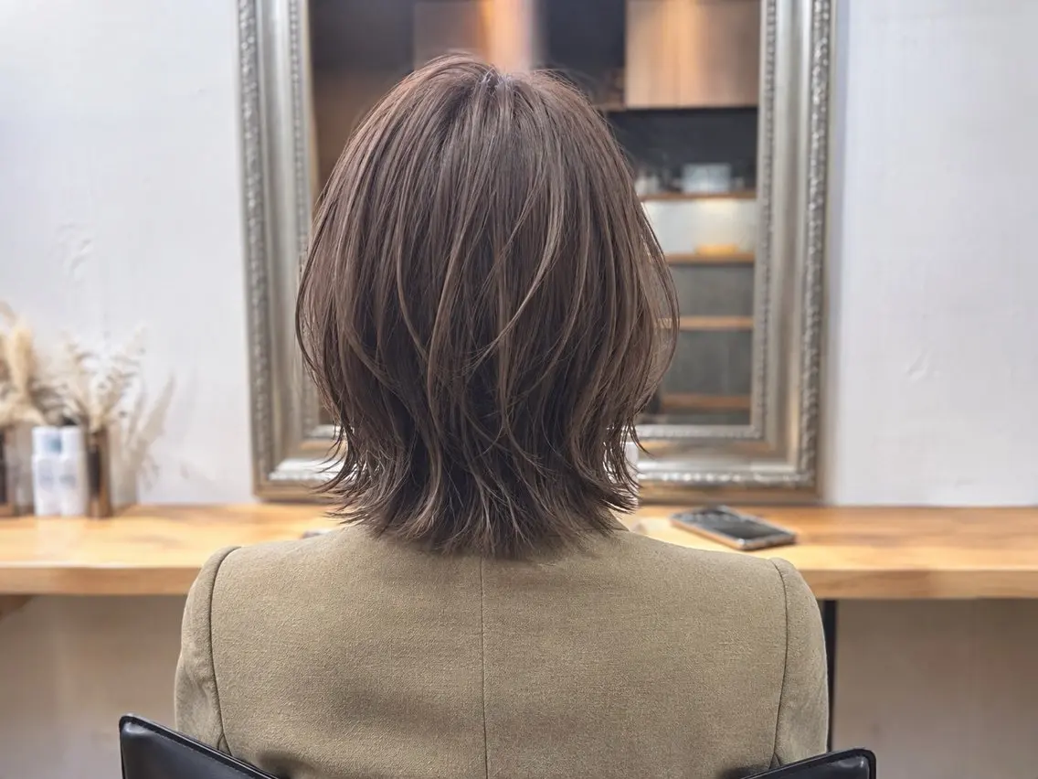 ミディアム ハッシュカット レイヤーカット カット ヘアカラー トリートメント ゆうとレイヤーカット ショートカットパーマのヘアスタイル