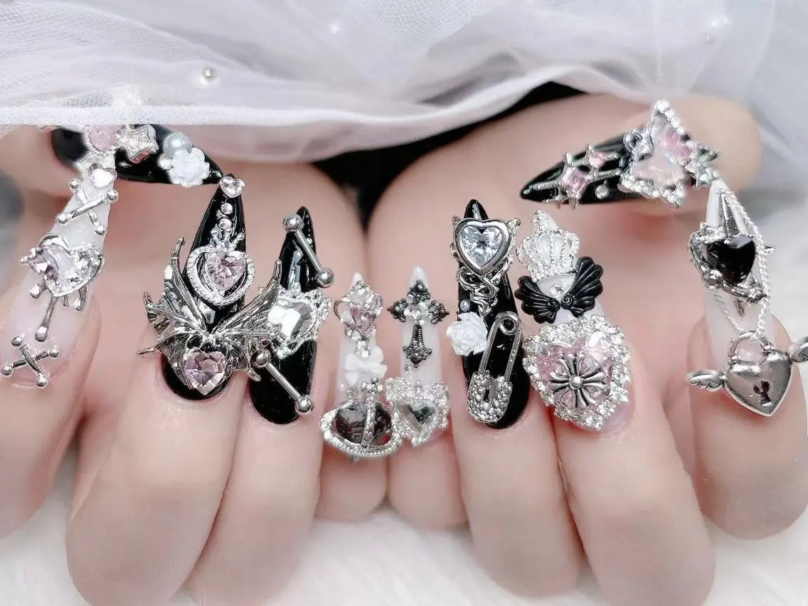 ネイル 長さ出し キラキラネイル 韓国ネイル ロングネイル マグネットネイル ハンドネイル ハンドケア MUNI🎀 NAIL のネイルデザイン