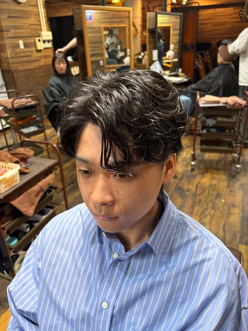 パーマ メンズ カット パーマ トリートメント メンズ特化シャドウパ ーマラウンドマッシュのヘアスタイル