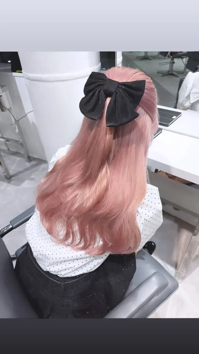 セミロング カラー ヘアアレンジ カット ヘアカラー トリートメント ヘアセット クルミ🤍推し活 🎀ピンクカラーのヘアスタイル