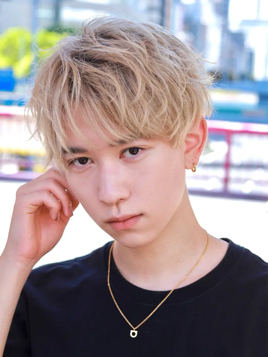 カラー ベージュカラー ブリーチ ブロンド ホワイトベージュ 森重 創太のヘアスタイル