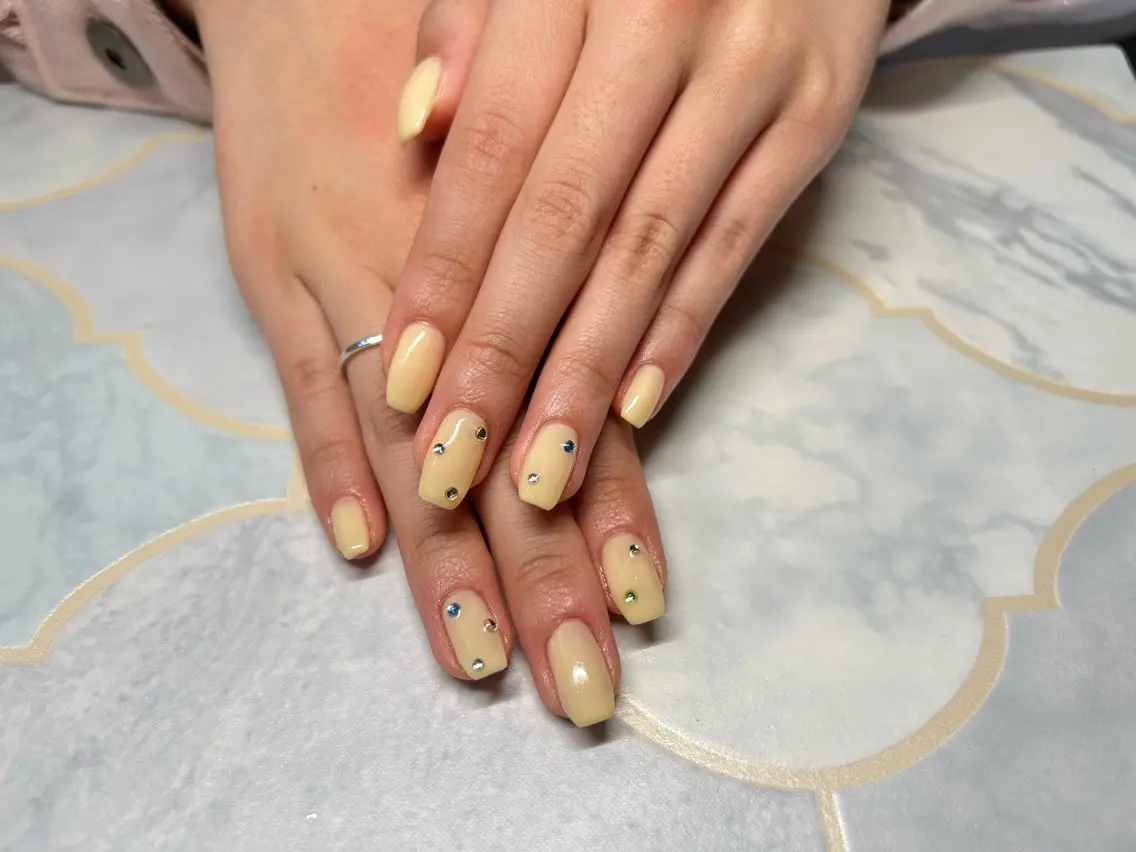 ネイル ワンカラーネイル ストーンネイル ハンドネイル Lisa’s Salonのネイルデザイン