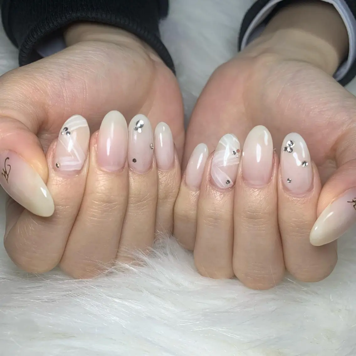 ネイル ロングネイル リボン シンプルネイル ワンホンネイル ホワイト happiness nailのネイルデザイン