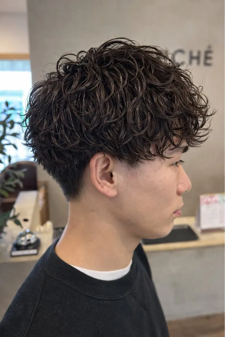 ショート パーマ メンズ メンズパーマ メンズツイストパーマ ツイストスパイラルパーマ 波巻きパーマ スパイラルパーマ 穐山 翔也のヘアスタイル