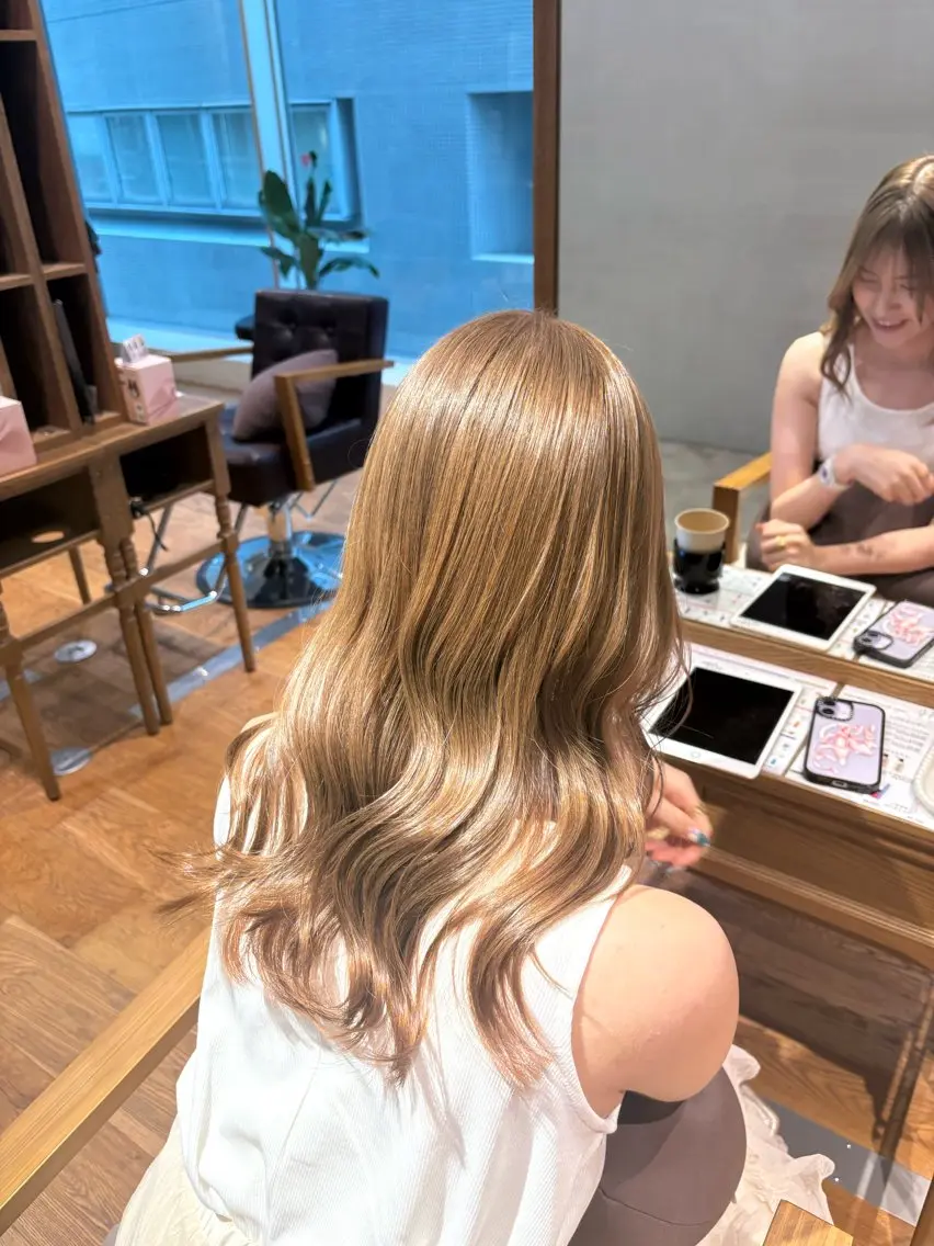 ロング カラー ベージュカラー ブリーチ sara :のヘアスタイル