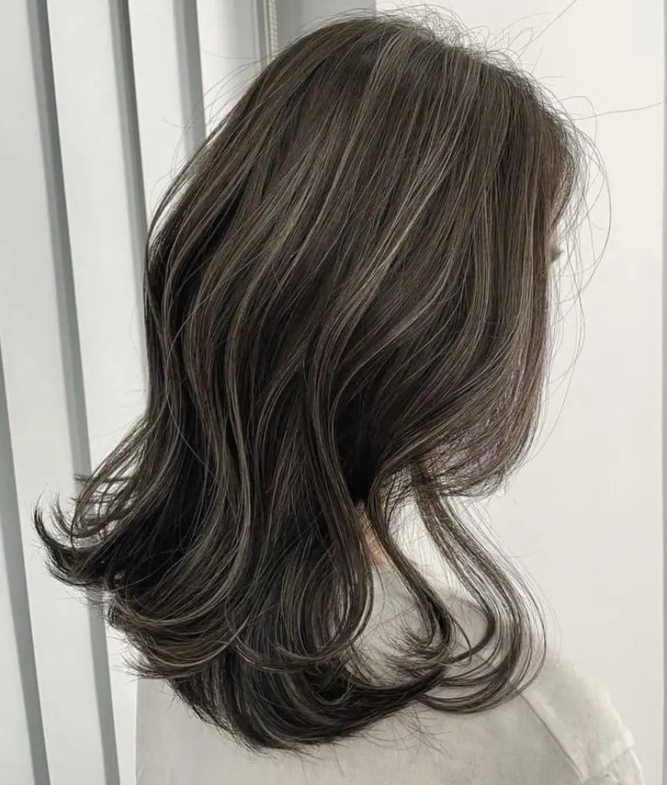 セミロング ハイライト 鶴井 美空のヘアスタイル