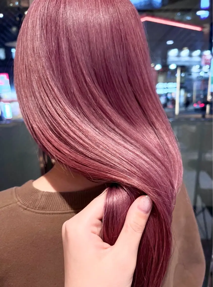 ロング カラー ベージュカラー ピンクカラー ピンクベージュ カット ヘアカラー トリートメント Vicky ブリーチ メンズカジュアルのヘアスタイル