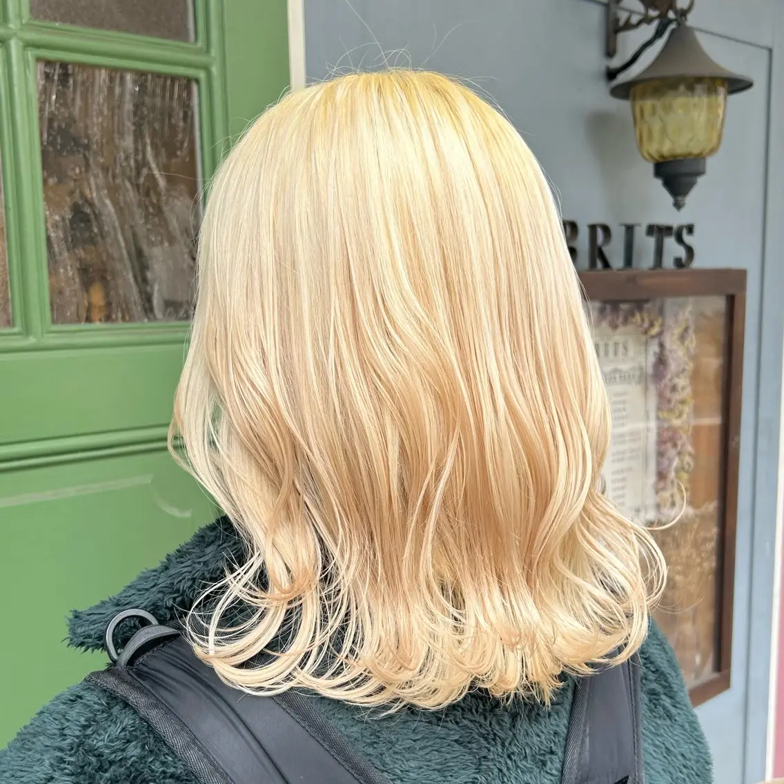 ミディアム カラー ブリーチ 抜きっぱなしブロンド ブロンド ハイトーンカラー カット ヘアカラー トリートメント BRITS 渡辺 菜々子のヘアスタイル