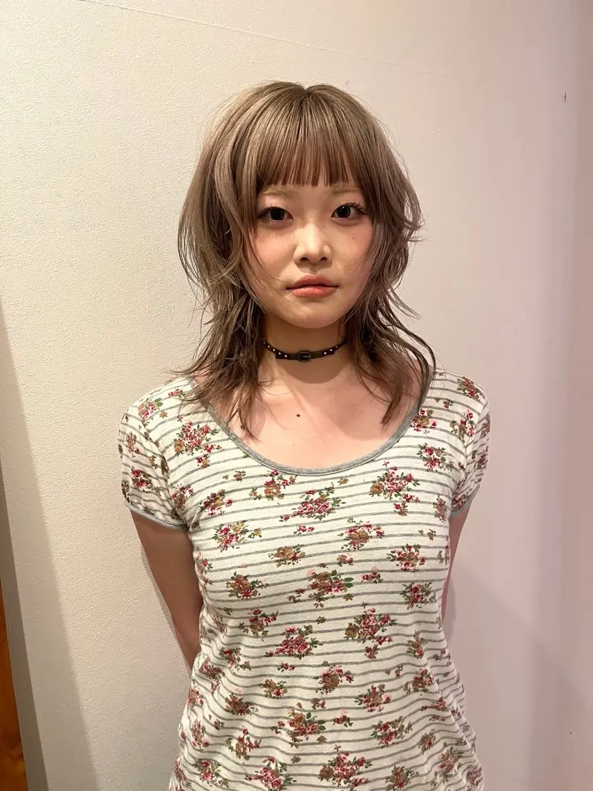 ミディアム カラー ベージュカラー ブリーチ ミルクティーベージュ ハッシュカット Fleur 西 優希のヘアスタイル