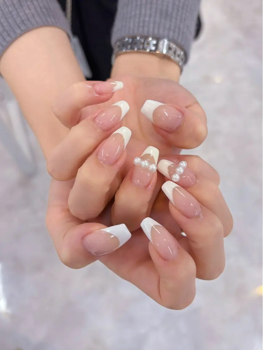 【HAND/フィルイン】ベースカラーあり 王道フレンチネイルの写真