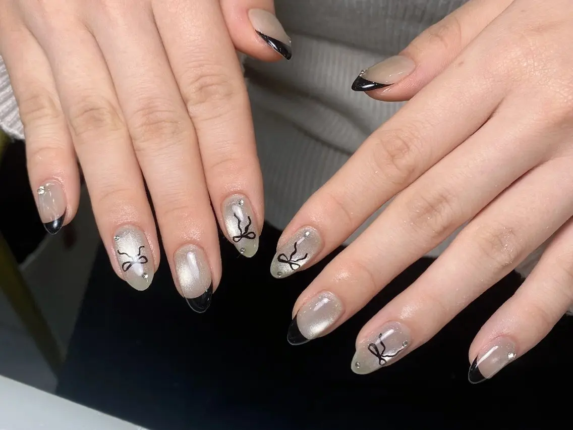 ネイル チークネイル フレンチネイル ジェルネイル ガーリー キラキラネイル ハンドネイル UM Nail Salonのネイルデザイン