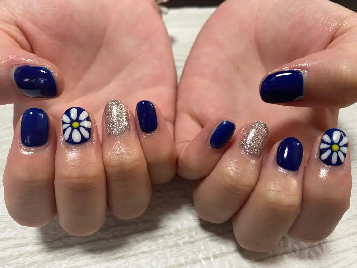 ネイル フラワーネイル ネイビー ぷっくりネイル ハンドネイル Ulu Nail 🌱MOMOKAのネイルデザイン