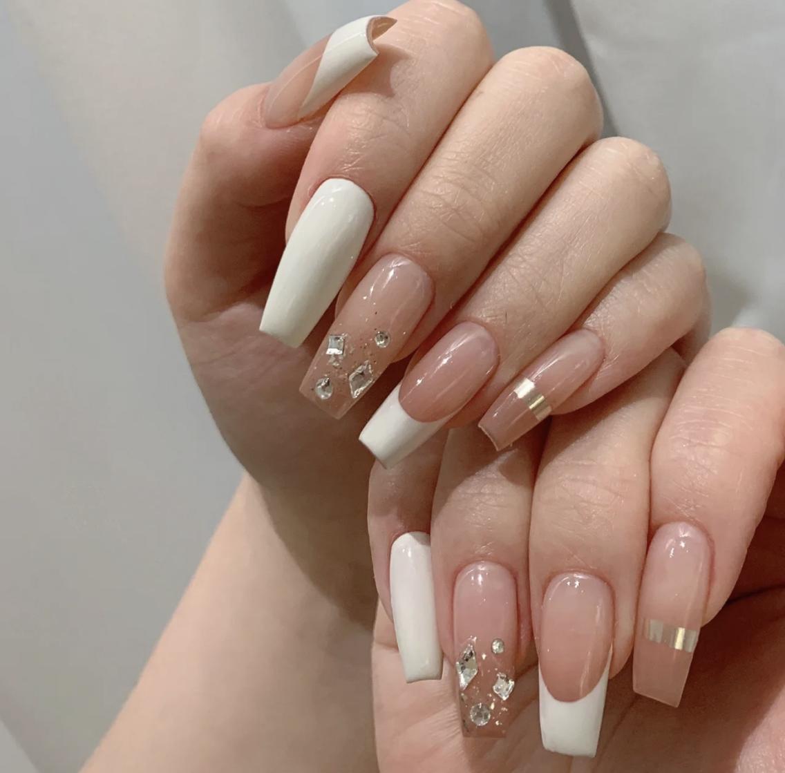 ネイル 長さ出し ネイルチップ Queens テイのネイルデザイン