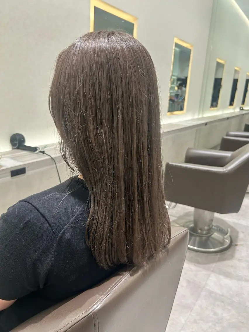 カラー ブリーチ グレージュ 山口 祐美帆のヘアスタイル