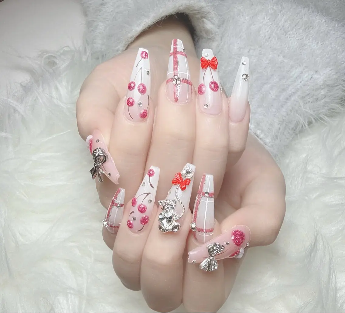 ネイル アートネイル オーロラネイル ボルドー チークネイル フレンチネイル ハンドネイル Sakura Nail Salonのネイルデザイン