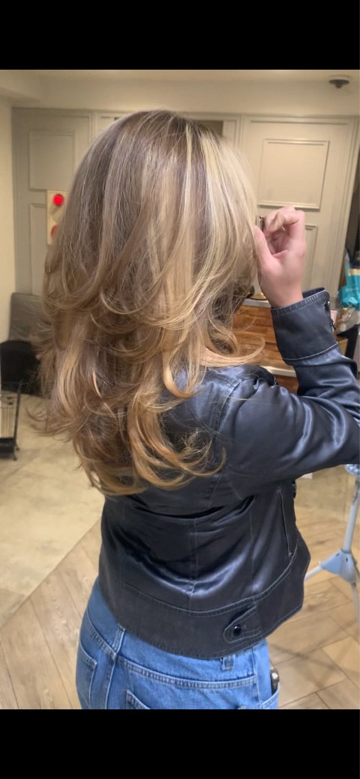 ミディアム ハイレイヤー レイヤーカット 伊藤 鳳雅のヘアスタイル