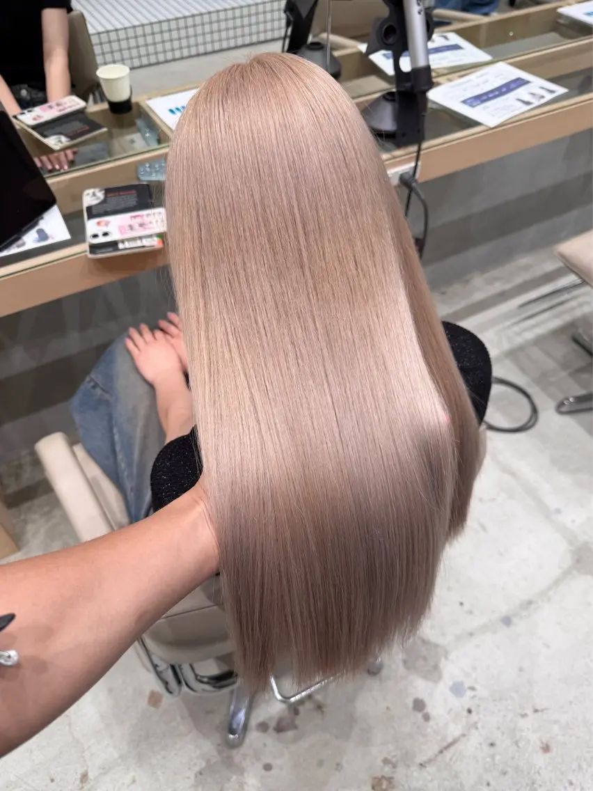 ロング カラー ブリーチ 透明感カラー ハイトーンカラー ヘアカラー ハイトーン/複雑履歴 /ブリーチ/縮毛矯正のヘアスタイル