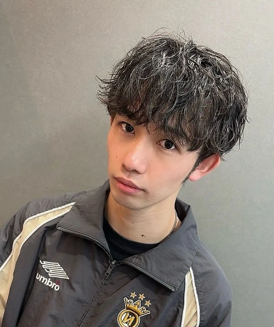 ミディアム パーマ メンズ ミディアムパーマ ビジネス メンズパーマ カット パーマ 飛田 優のヘアスタイル