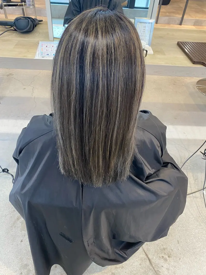 カラー グレージュ ハイライトカラー 才田 まりなのヘアスタイル