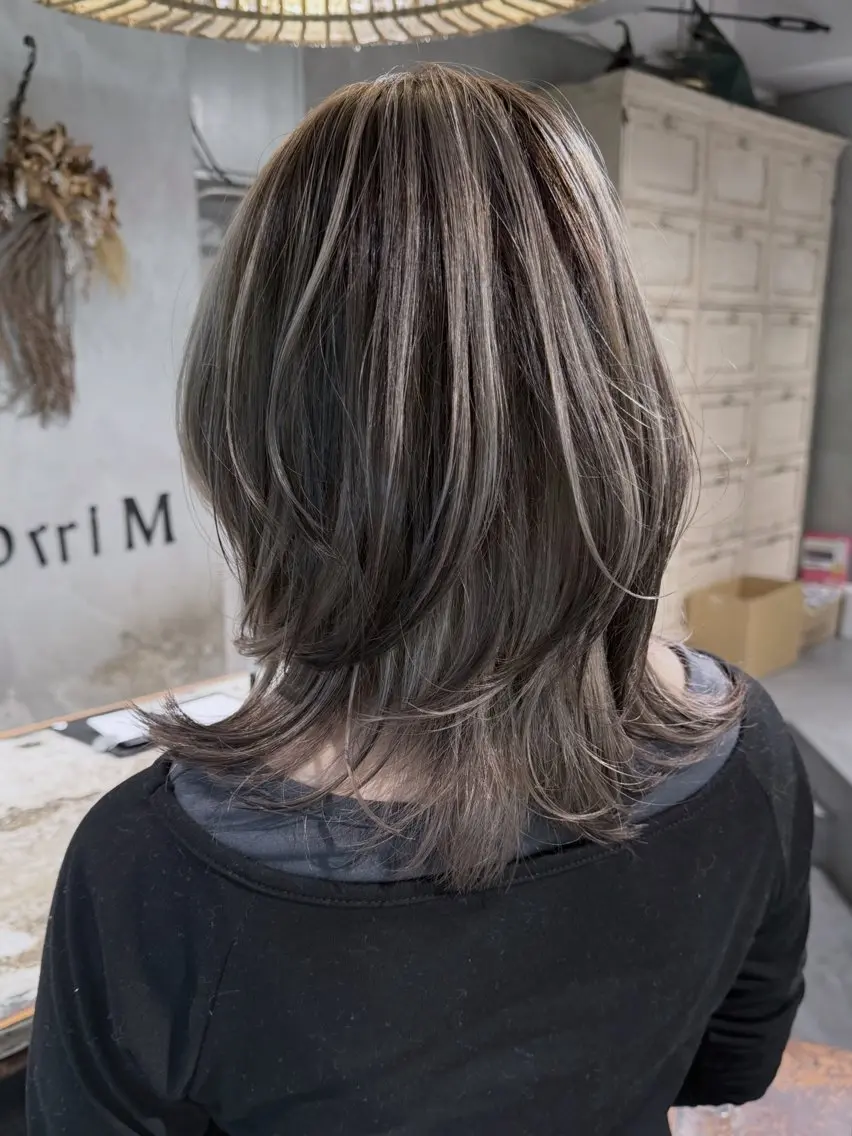 セミロング カラー ブリーチ デザインカラー ハイライトカラー ハイライト レイヤーカット カット ヘアカラー RorriM natsuのヘアスタイル
