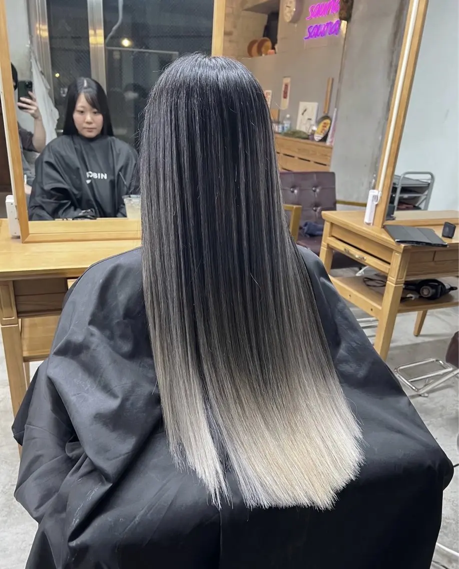 ロング カラー バレイヤージュ シルバー ホワイトシルバー レイヤーカット ヘアカラー トリートメント 指名数No.1 /NAOYAのヘアスタイル