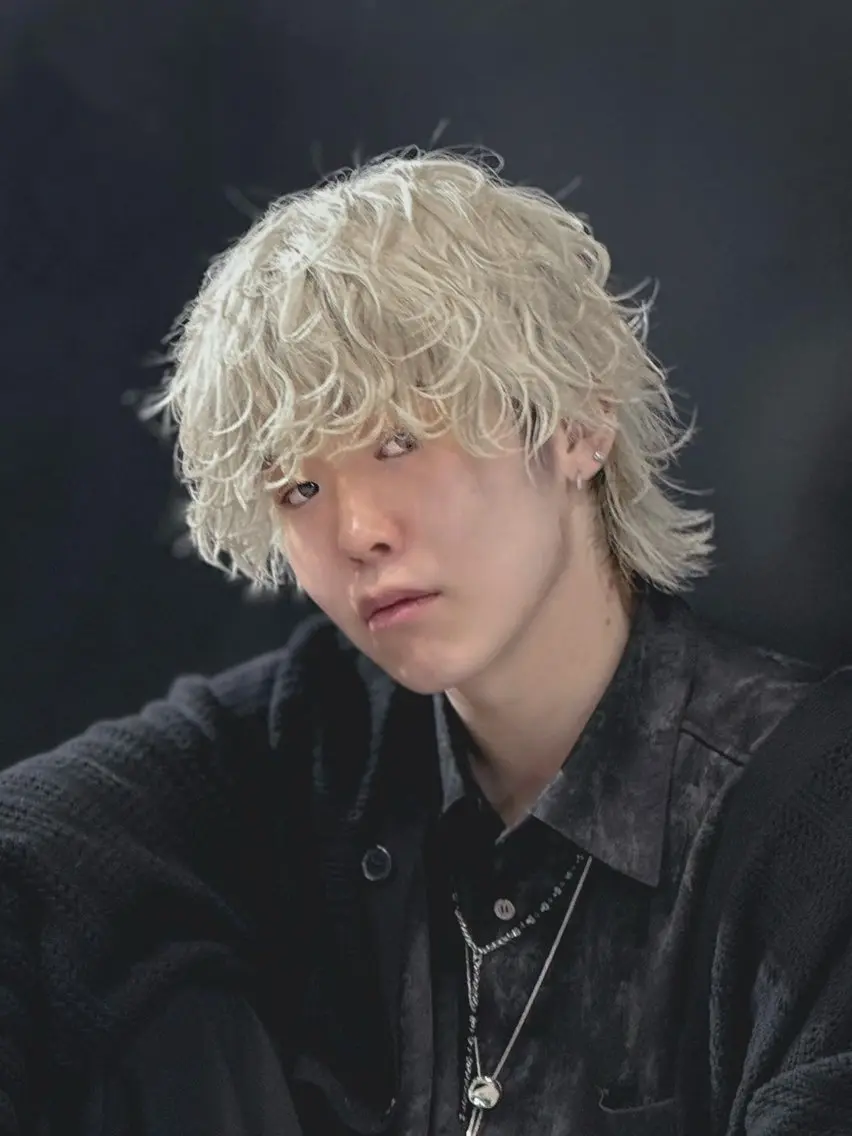 ミディアム カラー ヘアアレンジ 抜きっぱなしブロンド ブロンド ウルフカット カット ヘアカラー 【フェザーパーマ】 【縮毛矯正】鶴田文のヘアスタイル